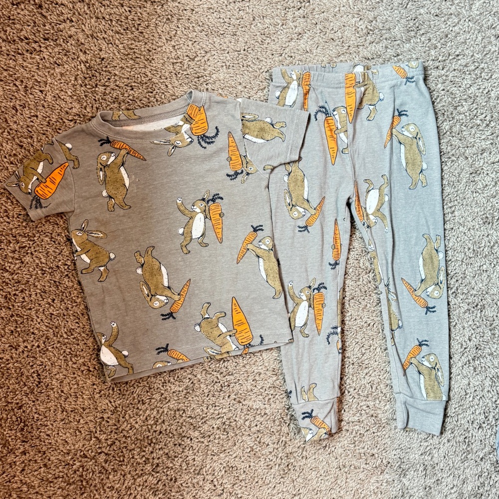 Carter’s Bunny Pajamas for Easter size 2T in EUC
